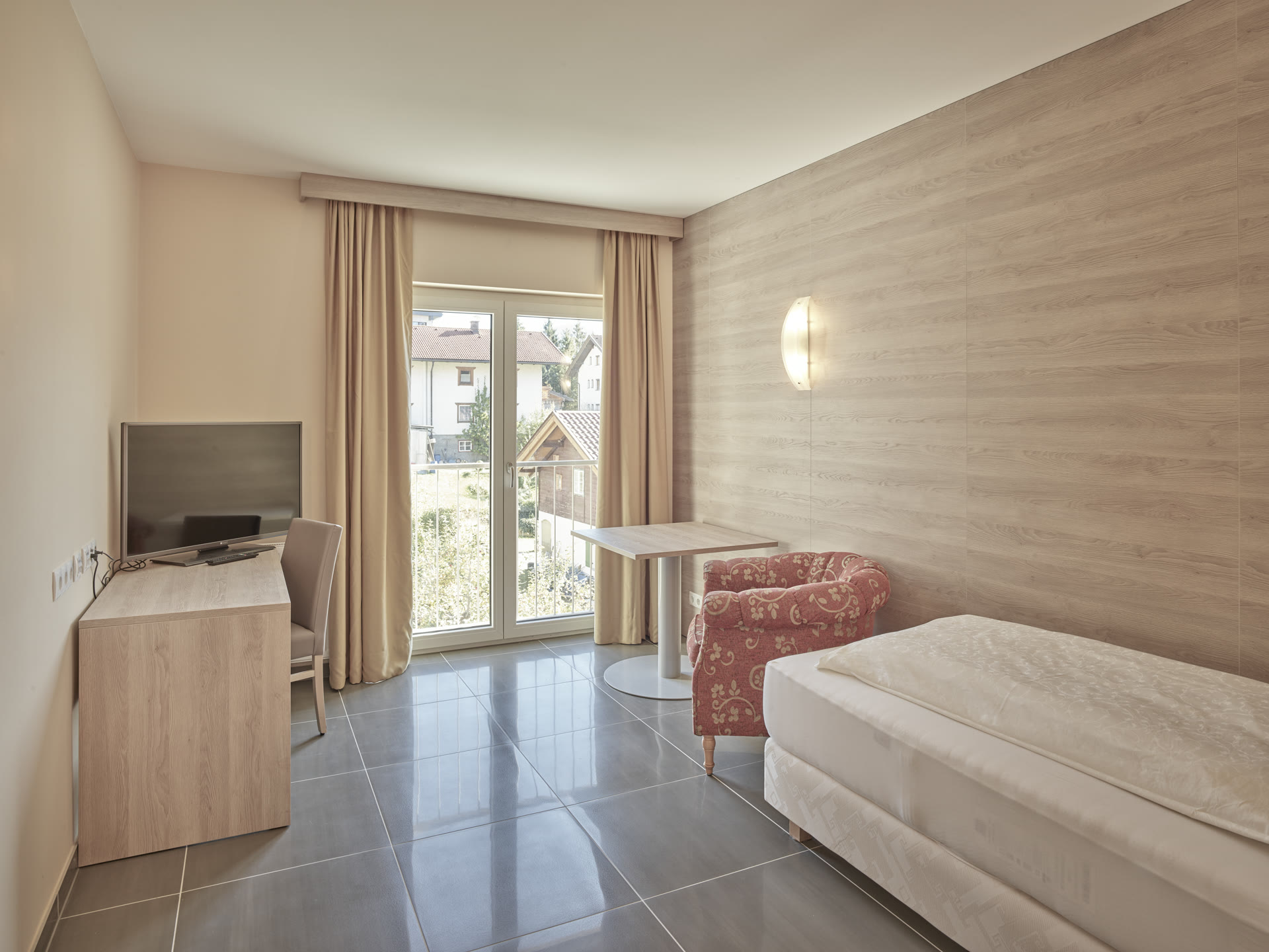 Mitarbeiterzimmer mit Balkon